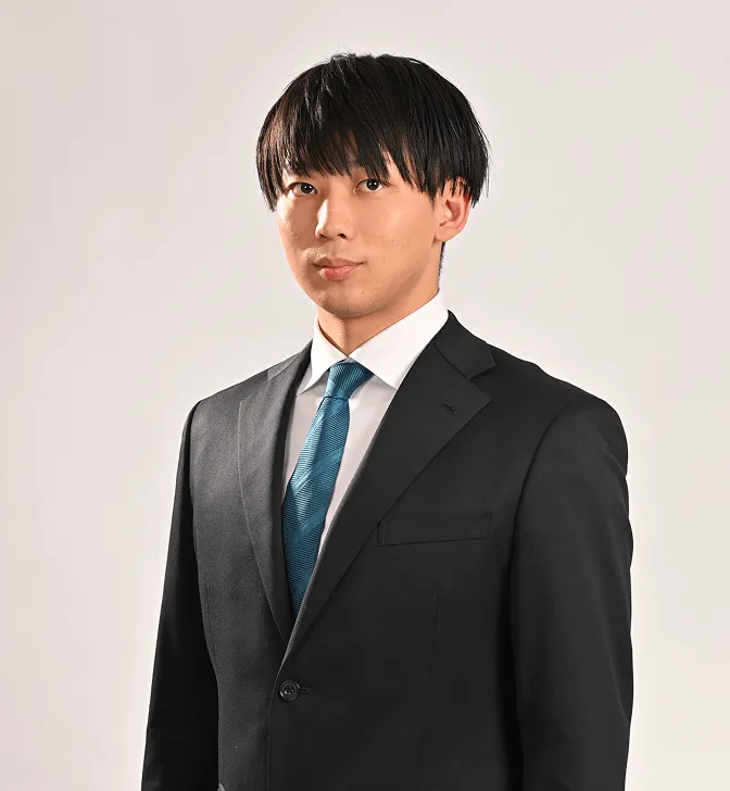 エイチリンク代表取締役 本郷輝（ほんごう ひかる）、黒いスーツに青いネクタイを着用したビジネスポートレート
