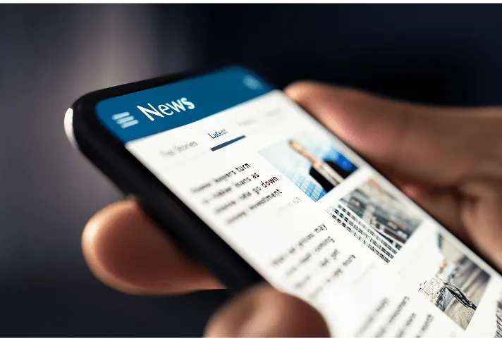 スマートフォンでNewsアプリを閲覧している画面、記事一覧とLatestのタブが表示されている