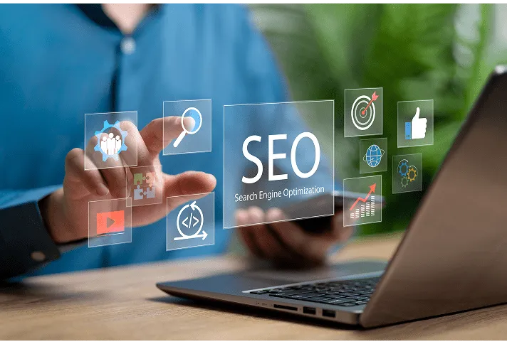 「SEO Search Engine Optimization」の文字を中心に、検索、ターゲット、グラフなどのマーケティング関連アイコンが浮かぶデジタル概念図