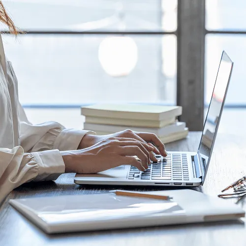 Writer creating Japanese SEO content on a laptop