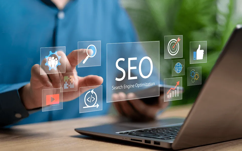 SEO（Search Engine Optimization）の文字と検索、ターゲット、グラフなどのアイコンが浮かぶデジタルマーケティングのイメージ