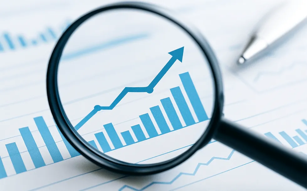 虫眼鏡で拡大された右肩上がりの青い棒グラフと折れ線グラフ、成長トレンドを示すビジネス分析資料